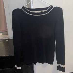 stickad tröja - väldigt fin mordern stickad tröja, köparen står för frakten. skicka efter fler frågor 😁