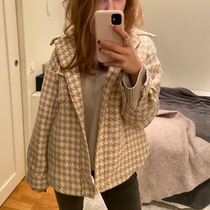 Kort kappa - Säljer denna så snygga korta kappa från NA-KD. Endast använd en gång och är nästan som ny. DM vid intresse!!💕💕 (köpare står för frakt)