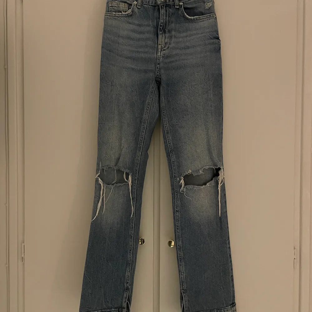 Trendiga jeans med slits ifrån Bershka, har sytt upp dem för att passa mig (160) men kan lätt ta bort det utan att det syns om de önskas, de blir då ca 10cm längre! Storlek 32, 180kr💓. Jeans & Byxor.