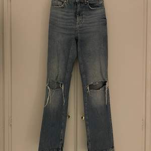 Trendiga jeans med slits ifrån Bershka, har sytt upp dem för att passa mig (160) men kan lätt ta bort det utan att det syns om de önskas, de blir då ca 10cm längre! Storlek 32, 180kr💓