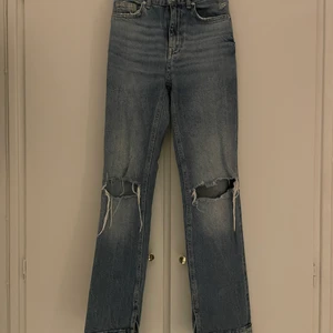 TRENDIGA JEANS - Trendiga jeans med slits ifrån Bershka, har sytt upp dem för att passa mig (160) men kan lätt ta bort det utan att det syns om de önskas, de blir då ca 10cm längre! Storlek 32, 180kr💓
