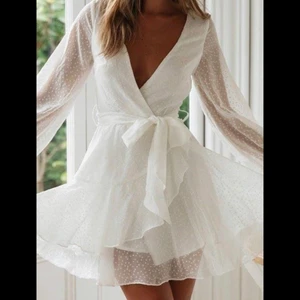 Studentklänning - Säljer denna kyra klänningen från Dennis Maglic. Endast använd 1 gång! Storlek S 🥰 har sytt ihop vid bysten så de inte är lika djup, se bild 2! pris går att diskutera. 