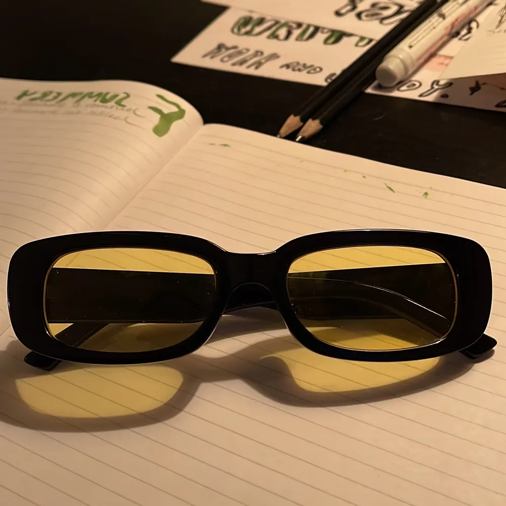 Solglasögon med gult glas och svart rak ram. Knappt använda, så gott som nytt skick! . Accessoarer.