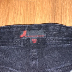 Jeans - Vanliga svarta jeans som har blivit för små. Knappt använda och har inga märken eller smuts på sig.