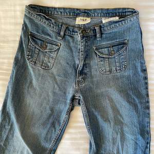 Så coola jeans med balla fickor på framsidan! Midwaisted och lite utsvängda nertill. Köpta second hand. Köparen står för frakt <3