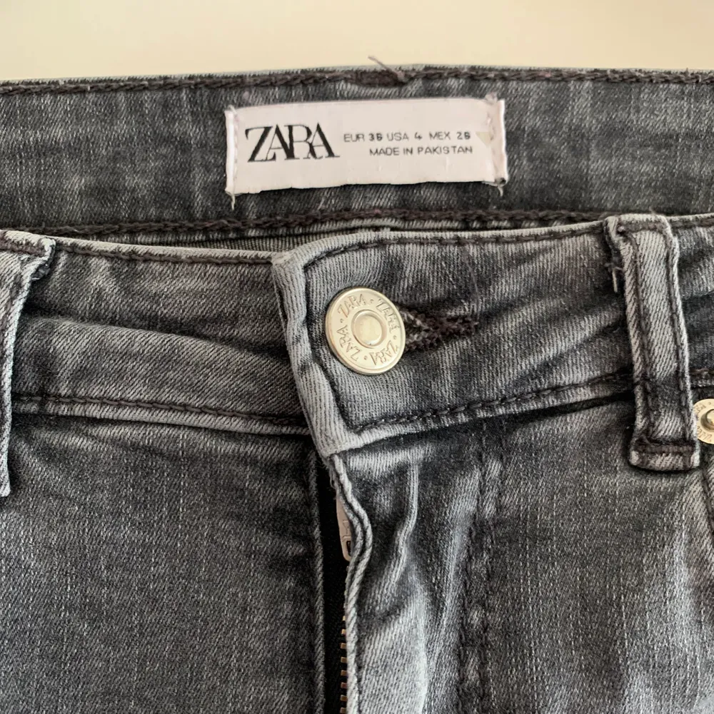 Gråa jeans från Zara med slits 🍸 Storlek 36 . Jeans & Byxor.