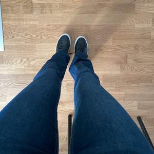 Mörkblåa jeans! Storlek 34