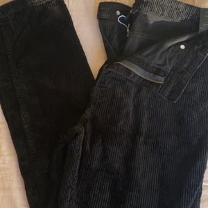 Svarta Manchesterbyxor - Jag säljer dessa svarta oanvända Manchesterbyxor från Monki då dom är för stora för mig. Endast prövade. Nypris 350, säljer för 100. Köparen står för frakten💕