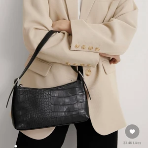 väska  - säljer denna väska från na-kd som knappt är använd 