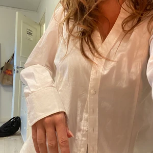 Vit skjorta - Vanlig vit skjorta med många knappar och fin passform. Sparsamt använd och i fint skick