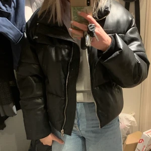 jacka  - superfin fake skinn jacka från gina tricot i storlek 38/M köpt för 800 säljer för 400 