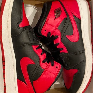 Air Jordan 1 Mid Banned - Säljer nu mina Air Jordan 1 mid Banned i storlek 37.5. Skorna är sparsamt använda och i skick 8/10. Skriv privat för fler bilder eller frågor. Köparen betalar tillkommande frakt.
