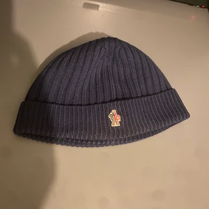 Moncler grenoble mössa - Mössan är i väldigt bra skick inga hål eller liknande. Säljs för den inte används. Pris är diskuterbart tar även imot byten
