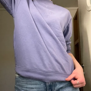 Lila sweater  - En lila sweater från Monki, använd ett fåtal gånger i skick som ny. Det är en storlek xxs men har passform för xs/s