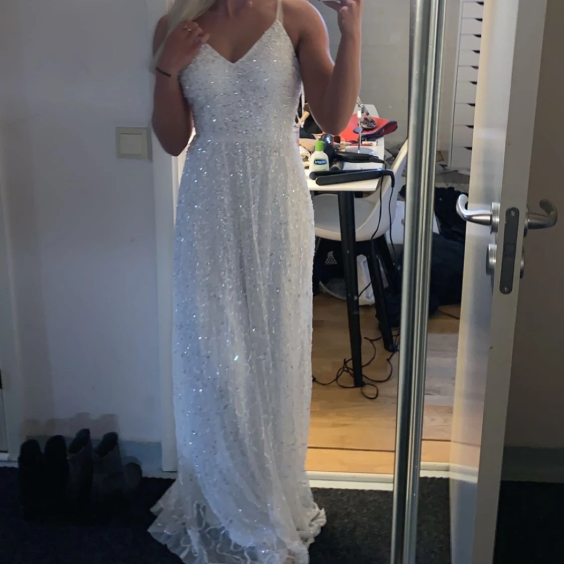 Oanvänd balklänning med paljetter - 90