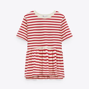 RödRandig t-shirt från zara. - Helt ny oanvänd t-shirt från zara med volang. Jätte fin och passar till det mesta⚡️ köparen står för frakt.