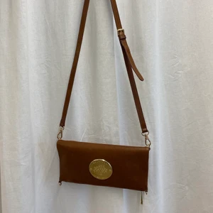 Axelremsväska, Mulberry, fint skick! - Här budar du på en väska jag köpt på secondhand. Den är i använt skick men har massa kvar att ge. Har låtit byta ut dragkedjan för den var trasig vid köp.  Nu är den lite trög men är man bestämd när man stänger så går de bra. Bilderna beskriver bra.  En liten praktisk spegel följer med. En liten ficka inne å en utanpå.   Mått på väskan när den är ”ihop fälld” 26x15 cm.  Bandet är reglerbart.   Väskan känns ”tung” och välgjord.  