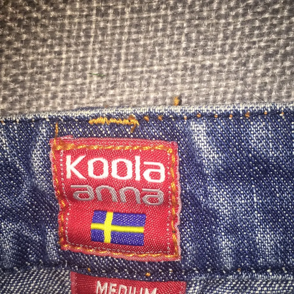 Stilen är y2k/fairygrunge och är lowrise jag köpte det en år sen I en secondhand så jag vet inte hue gammalt det är❤️. Kjolar.