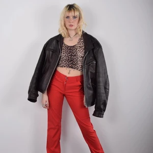 Röda jeans & leo linne  - Dessa byxor och leopardlinne kan du köpa på @3anseconhand på instagram🌸😇 