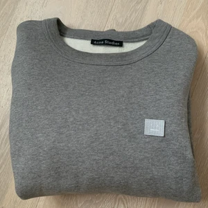 Acne Studios - Grå sweatshirt från Acne, använd Max 5 gånger så i väldigt fint skick. Står XXS i tröjan, men väldigt stor i storlek så skulle mer säga att det är en S. 800:- + eventuell frakt!🤍