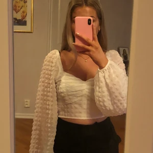 Jättefin blus från NA-KD - Jättefin blus från NA-KD. Storlek 36. Aldrig använd. Köp direkt för 200kr eller högsta bud. Köparen står för fraktkostnaden. Hör gärna av dig om du önskar fler bilder. 