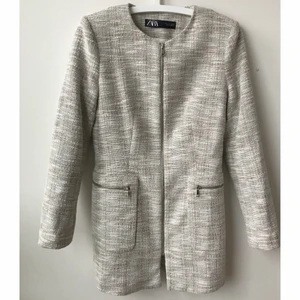 Zara kappa, storlek S - Kappa från Zara, strl S! Har axelvaddar och är figursydd så går in lite i svanken. Når till ungefär halva låren på mig. Använd 2 gånger, är som ny! 🤍