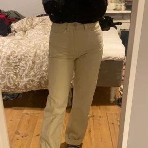 Vita byxor ifrån weekday  - Lite ”gräddvita” byxor ifrån weekday i modellen rowe. Helt oanvända! Nypris ligger på 500kr. Säljer eftersom de inte kommer till användning. Om man vill ha spårbar frakt blir det istället 66kr. På bilden ser ni hur dom sitter på mig som är ca 159 <3