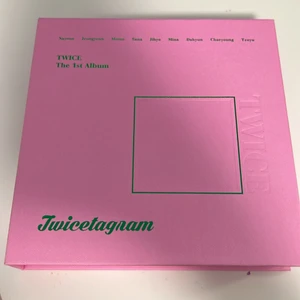 Kpop twice album - Twicetagram album, nytt skick aldrig använd. Allt medföljer. Kan mötas i Stockholm city annars kostar frakt (66 kr ). 🤍🤍