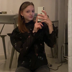 Volang korta från H&M  - En svart korta med blommor på🥰 den har tappat en knapp som man kan se på sista bilden😒💗 den har volang på armarna och på framsidan🥰 om man vill ha mer bilder så kontakta🥰 nypris 350kr🥰 säljer för 30kr