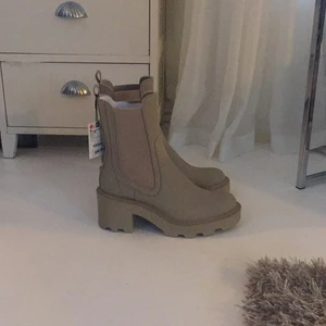 BEIGE ZARA KÄNGOR - hi babez, säljer mina helt nya stilrena zara boots. Beställde dom på nätet men var tyvärr för stora för mig. Passar nu i vintertid men är även snygga inför våren 2022. Snygga till straight jeans, kappa, puffer, u name it. Orginalpris 699kr