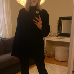 Stickad tröja  - En stickad tröja ifrån H&M. Endast använd 2 gånger så den är i bra sick. I strl S men passar både M och XS skulle jag säga. Den är oversize. Jag är 1,68.