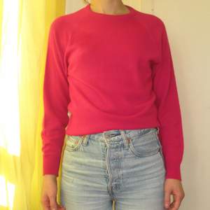 Otrolig knallrosa tröja i ull i storlek xs. Vintage y2k / 90-tal. Tunn och mjuk. Crewneck - perfekt skuren! 💖