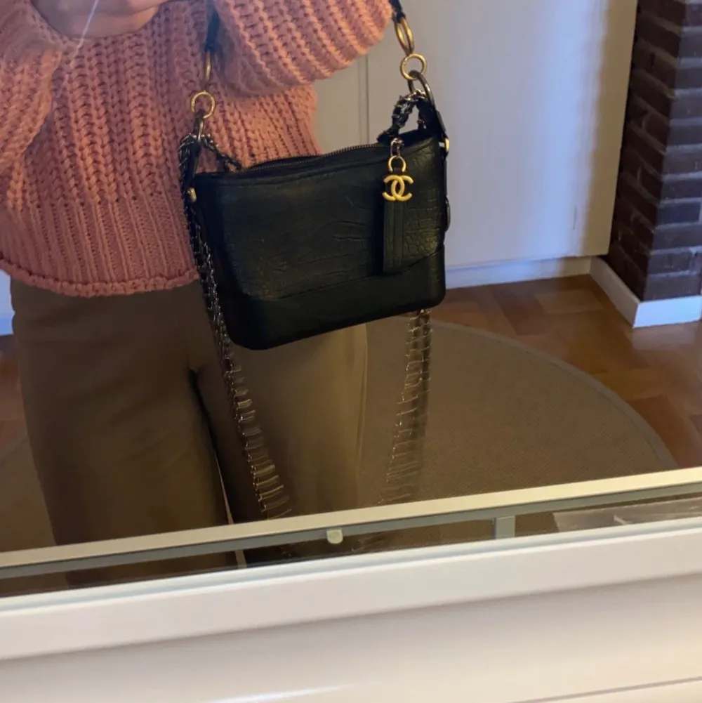 Fin gabrielle väska från Chanel, det är en AAA-kopia. Väskor.
