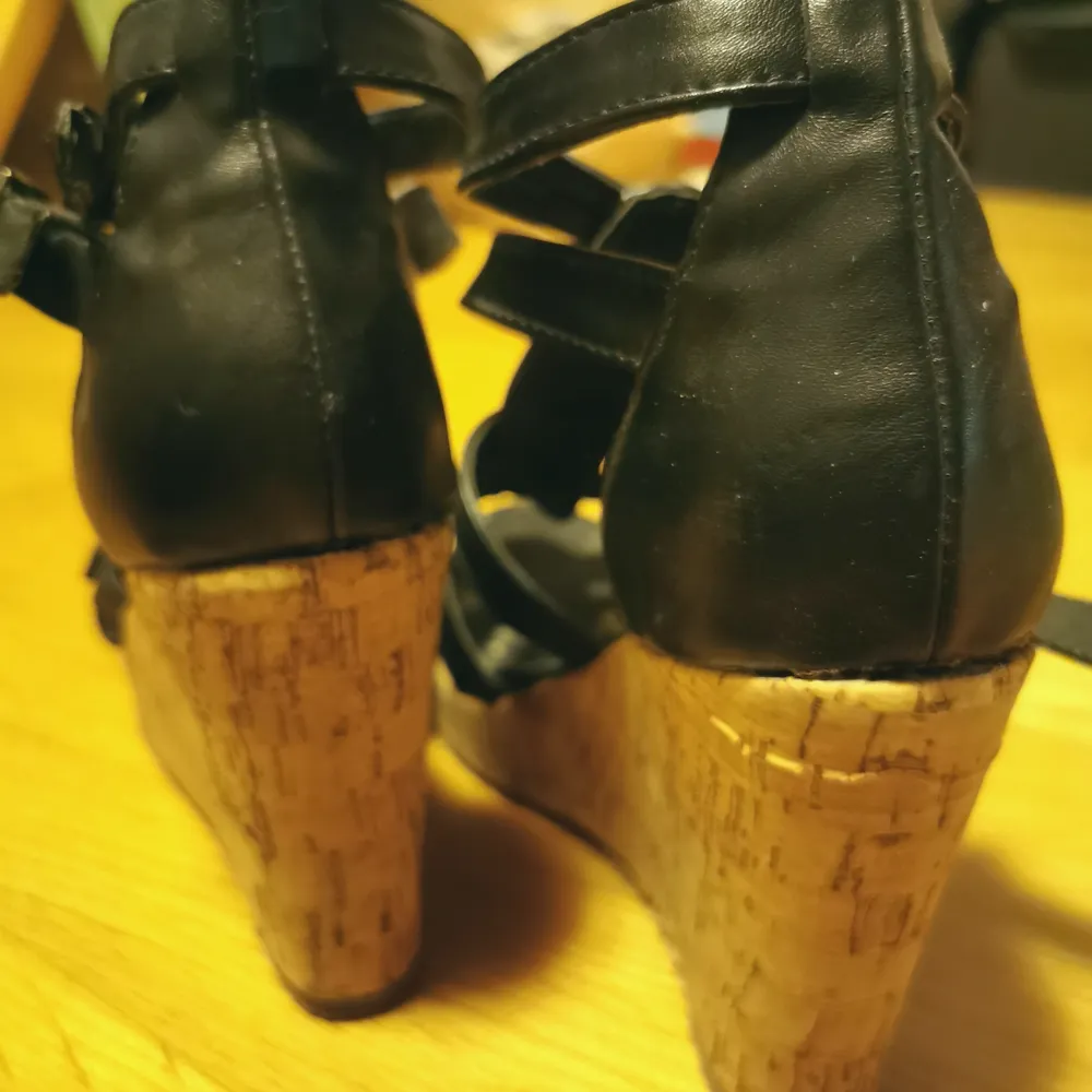 Sandaler med kilklack i 