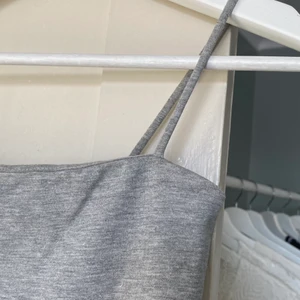 Gina-linne - Klassiskt grått linne från Gina tricot. Superfint till sommaren, men tyvärr för litet för mig. Kan frakta, 26kr ej spårbart 🦋