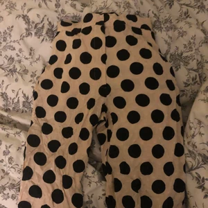 Kostymbyxor - Prickiga kostymbyxor från zara 