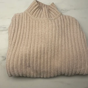 Mjuk och så fin tröja i beige - Perfekt skick. Använd endast för en fotografering