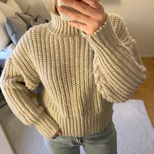Oversize Stickad Tröja  - Säljer min jättefina oversize tröja från HM. I färgen sand / beige, tjock och mjuk i tyget. Långa ärmar och polokrage. Använd några gånger. Fraktar endast och köparen står för frakten.🤍