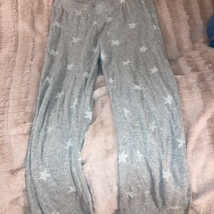 Ett par pyjamasbyxor med vita stjärnor.  - Ett par pyjamasbyxor med vita stjärnor. Det är skönt matrial. Dom är ganska korta på mig så det är därför jag säljer dom.💗