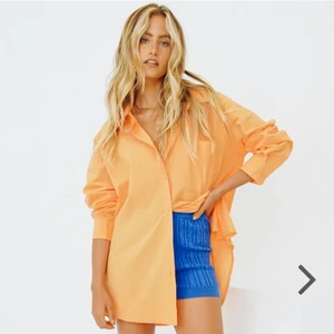 Skjorta  - Superfin skjorta från VRG girl, perfekt till sommaren över en bikini eller som skjortklänning🧡 Prislappen kvar då jag beställde två storlekar, skriv för fler bilder!!😌😌 Köpt för 45€