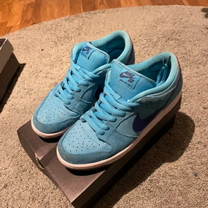 Nike Dunk - Säljer mina Nike sb dunk low pro Blue fury. Storlek 43, väldigt bra skick. Köpta på hypestein, originalbox finns kvar. Skriv för mer bilder