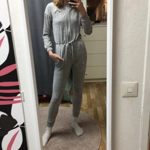 Mjukis dräkt  - Den är helt oanvänd och har drag kedja med snöre vid midjan Den har mjukt material och en regnbåge🧡❤️