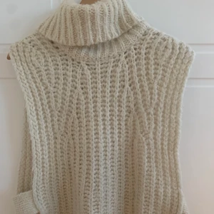 Väst/ tröja - Så fin tröj- väst. Alpacka ull. Väldigt fint skick och sjukt skön på vintern!💘💘