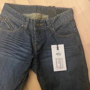 Utsvängda jeans - Säljer dessa fina utsvängda jeans som tyvärr är där små för mig. Dem är köpta secondhand, men har lappen kvar och är aldrig använda. Skriv privat för frågor! 💗