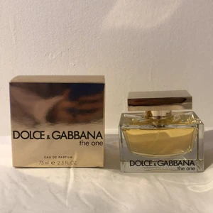 Dolce & Gabbana The One parfym edp 75ml - Dolce gabbana the one EDP parfym, ny och oanvänd. 75 ml, nypris ca 1400kr. En varm, orientaliskt blommig doft. Toppnoter: Mandarin, bergamott och litchi.  Hjärtnoter: Lilja, liljekonvalj och jasmin.  Basnoter: Vanilj, mysk och ambra.