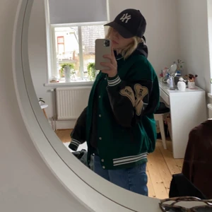 Varsity jacket  - Säljer min varsity jacket pågrund av att den inte kommer till användning längre:( 