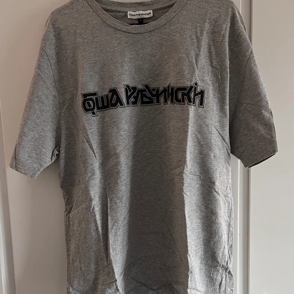 Äkta Gosha Rubchinskiy t-shirt, inhandlad på Paul & Friends för några år sedan. . T-shirts.