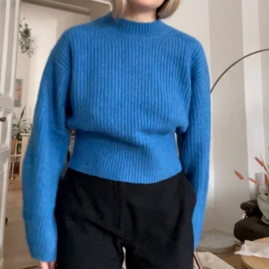 Kofta från Weekday strl S - Fin blå kofta i Storlek S, som även passar XS. Gjord på en blend av material med bla Ull. Endast testad, prislapp hänger kvar. Nypris 500kr, mitt pris 230kr