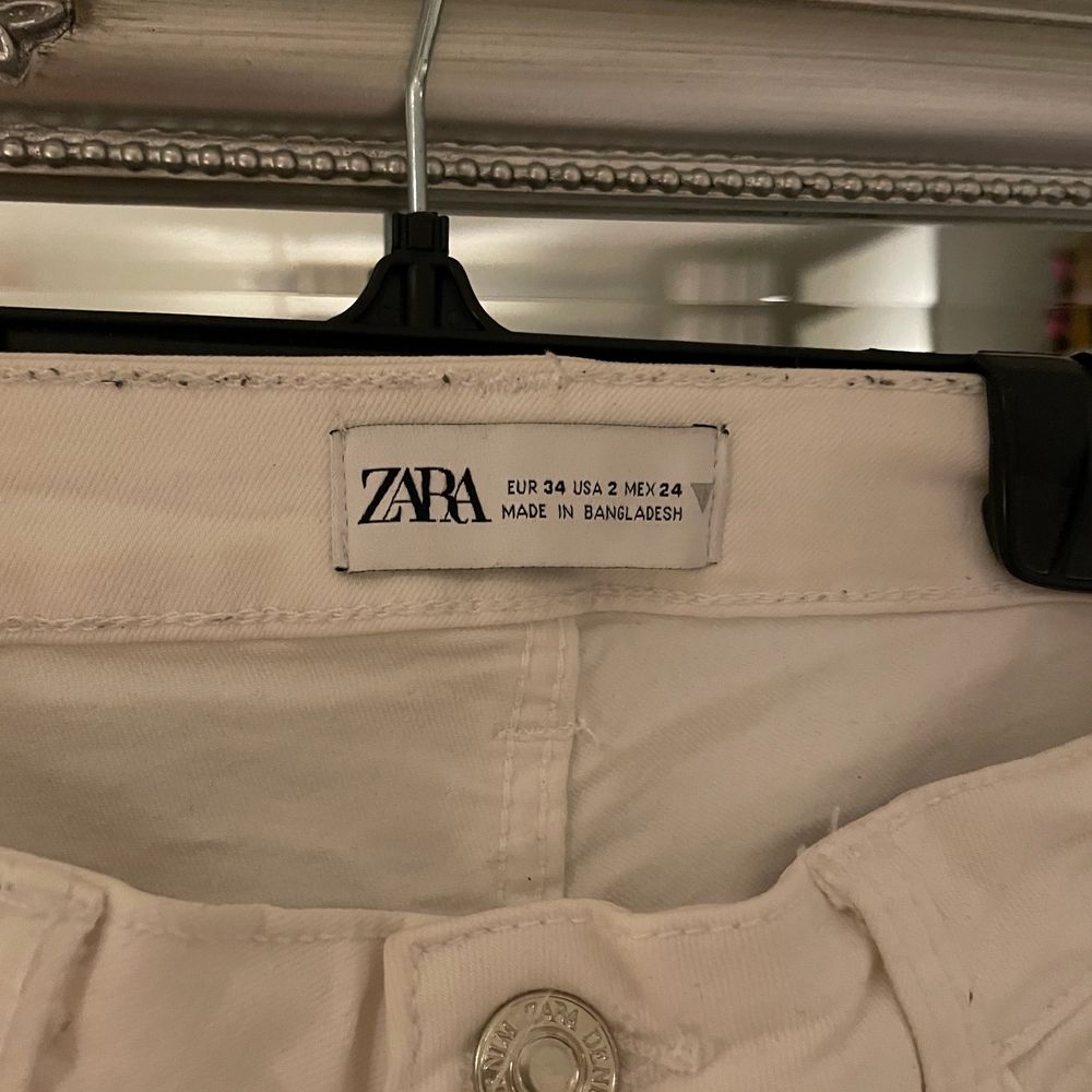 Ett par vita jeans med slits i änden, ifrån Zara. Storlek 34. 🤍🤍 jättefin passform, högmidjade. . Jeans & Byxor.