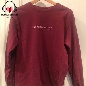 Vinröd tröja med tryck - Vinröd långärmad tröja med tryck i strl M. Säljs av Rytmus Stockholms Elevkår, alla kläder som säljs har skänkts utav elever på Rytmus och de pengar som samlas in från klädinsamlingen ges oavkortat till WWF. Ta chansen och köp fina kläder second hand och bidra på samma gång till att bevara miljön!